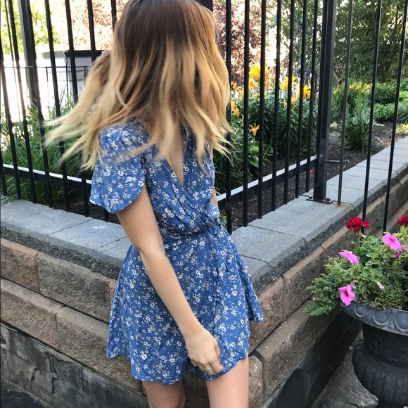 Dresses & Skirts - Dainty blue wrap dress w/ beautiful sleeve